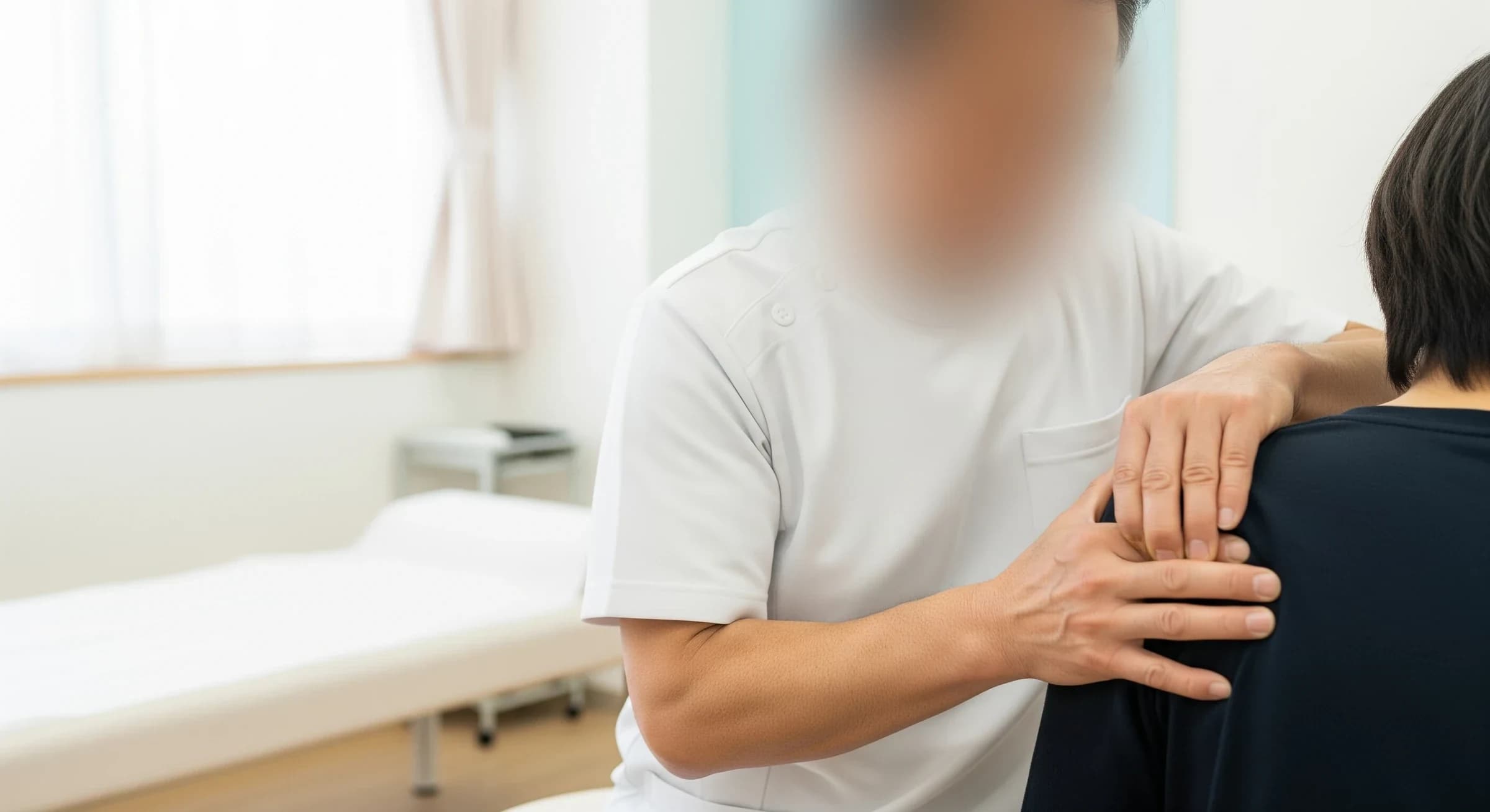 院内でリハビリ整体の触診を行う専門家